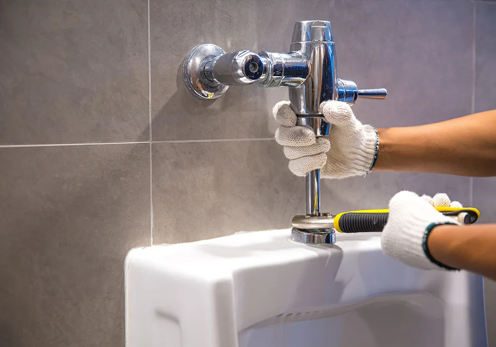 Trabajo de fontanería en un baño